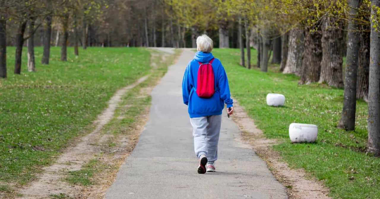 Czy spacer to cardio? Sprawdź, jak chodzenie wpływa na zdrowie i spalanie kalorii