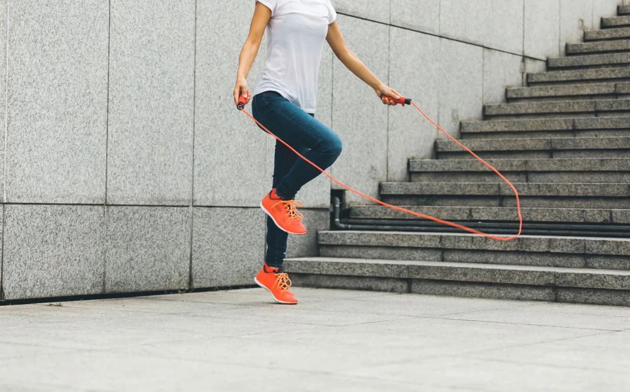Czy skakanka to cardio? Sprawdź, jak wpływa na kondycję i spalanie kalorii