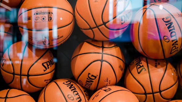Jak napompować piłkę do koszykówki - uniknij uszkodzenia i błędów