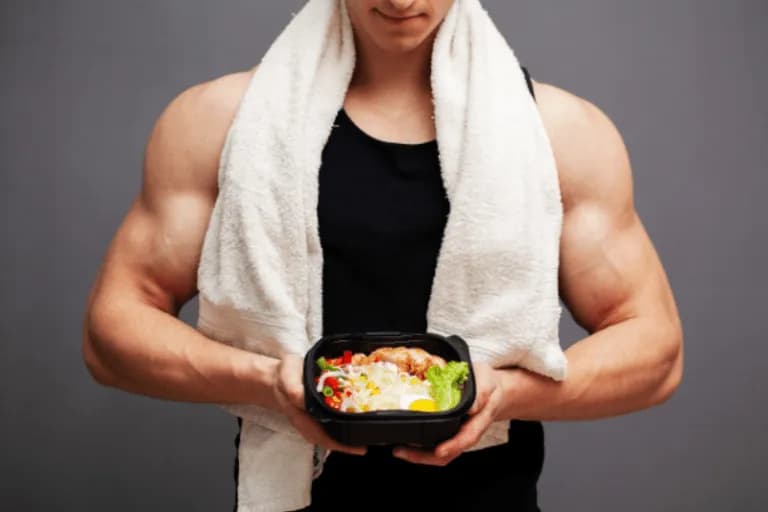 Co jeść po treningu siłowym, aby uniknąć błędów i przyspieszyć regenerację mięśni