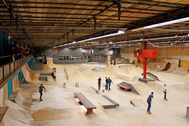 Najlepsze skateparki w USA - odkryj niesamowite miejsca do jazdy