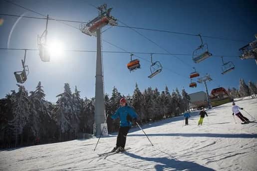 Małe stoki narciarskie – idealne miejsca na bezpieczną naukę jazdy