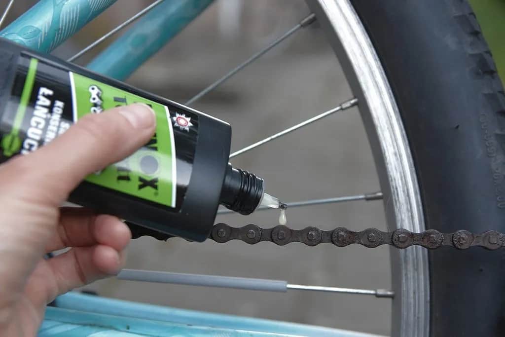 Jak prawidłowo smarować łańcuch w rowerze i uniknąć błędów, które go niszczą