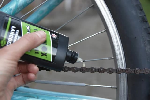 Jak prawidłowo smarować łańcuch w rowerze i uniknąć błędów, które go niszczą