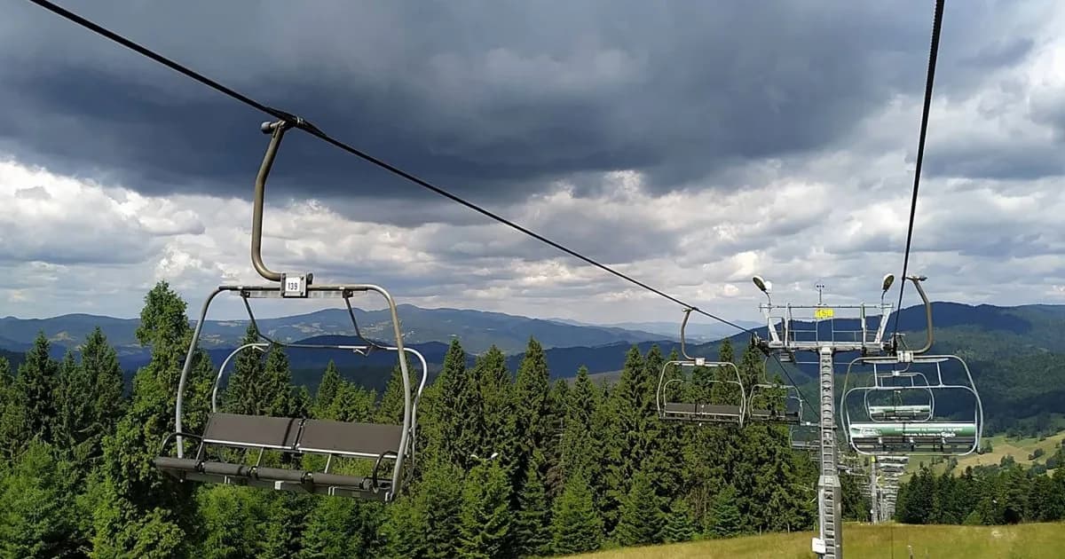Wyciąg narciarski krzesełkowy – jak działa i gdzie go znaleźć?